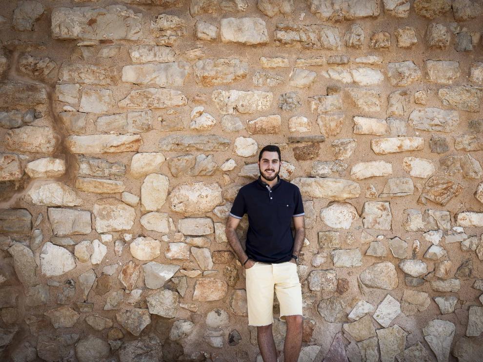 El joven historiador Álvaro Simón, en las calles de Muniesa.