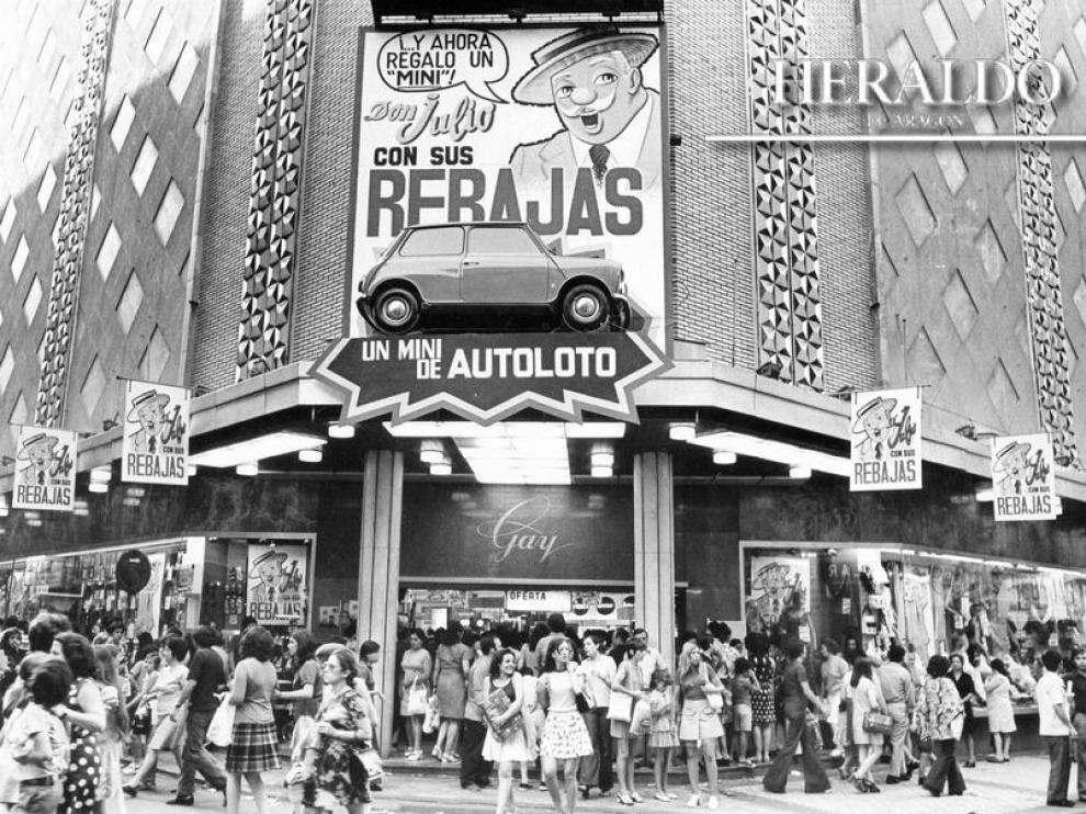 Un día de rebajas en Gay a principios de los años 70.