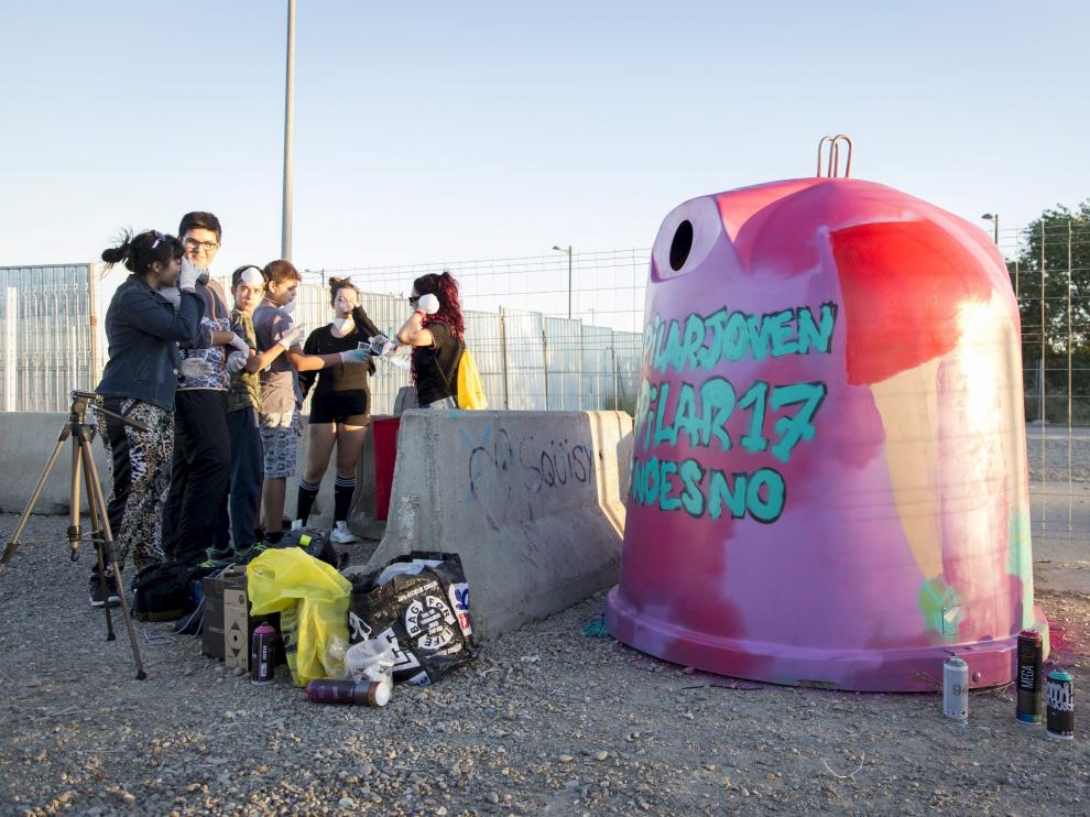 Contenedores pintados las pasadas Fiestas del Pilar para concienciar contra las agresiones sexuales en Zaragoza.