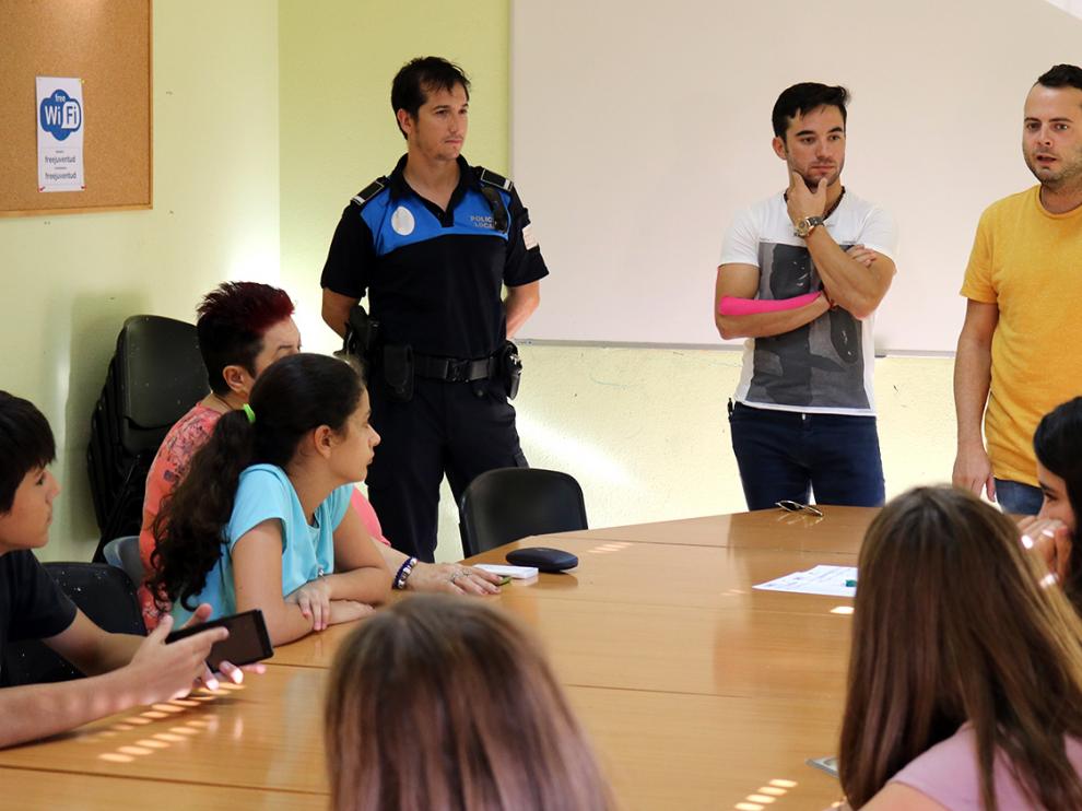 El concejal de Festejos ha expuesto junto al torero local Imanol Sánchez, quien ejerce como director de Lidia en Aragón, y el jefe de la Policía Local la actual normativa de menores en el Reglamento Taurino de Aragón.