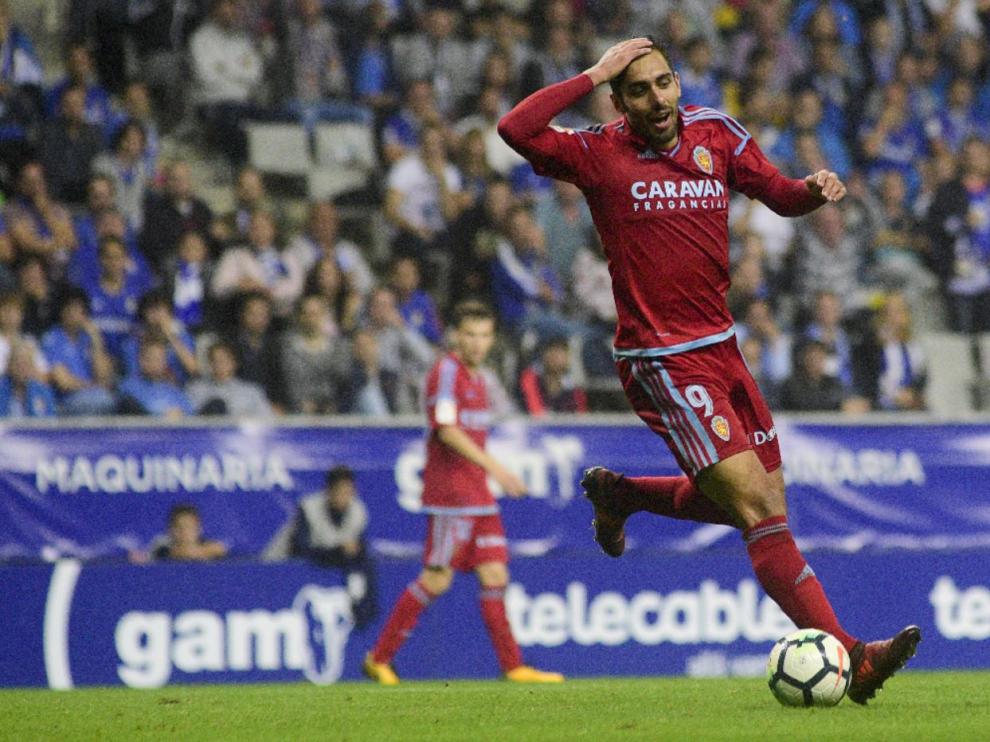 Borja Iglesias, el pasado lunes en el partido ante el Oviedo en el Tartiere. Al fondo, difuminado, Febas.