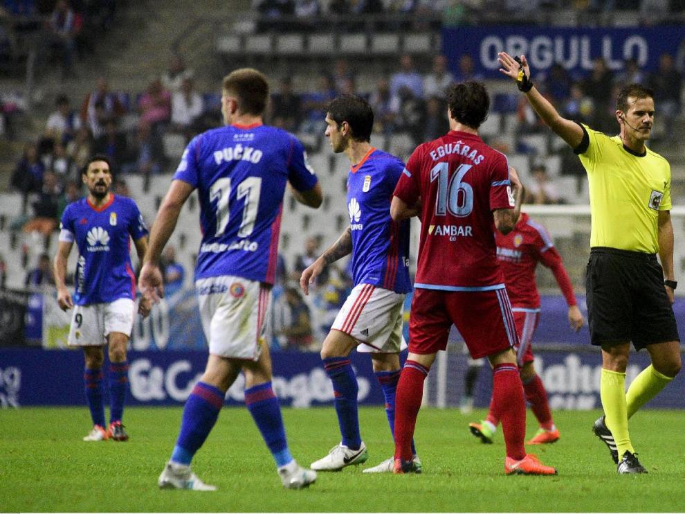Eguaras, de espaldas en la fotografía, en un momento de la primera parte del Oviedo-Real Zaragoza del pasado lunes, en los minutos más complicados para los aragoneses en el Tartiere.