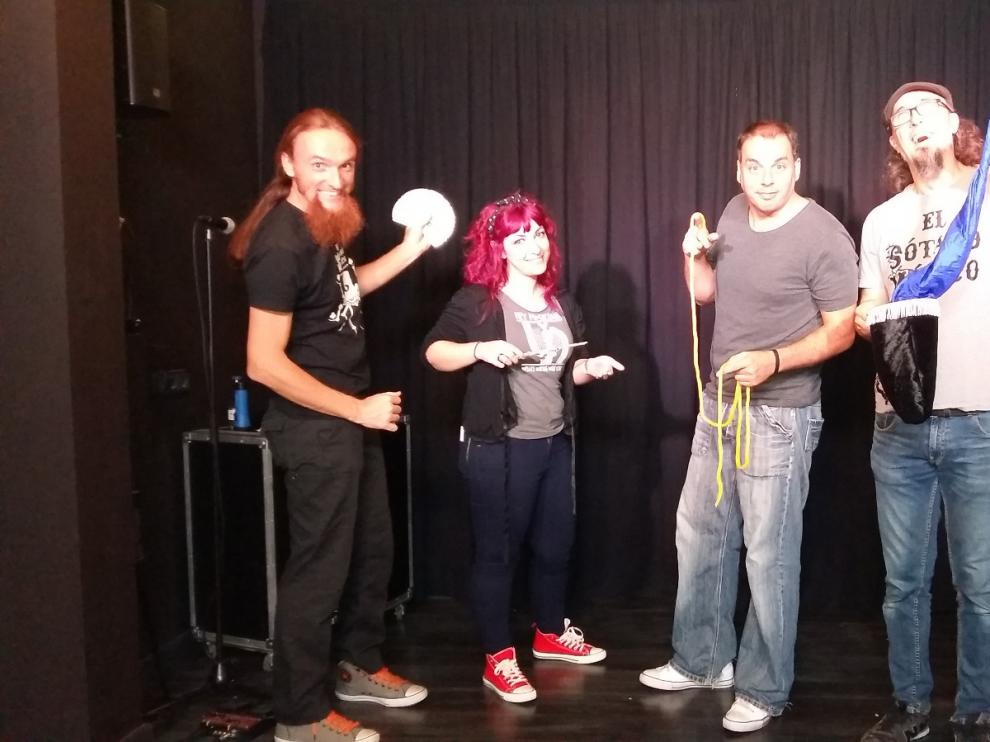 Sergio Cisneros, Ana Sorolla y otros integrantes de la Escuela de Circo de Zaragoza.