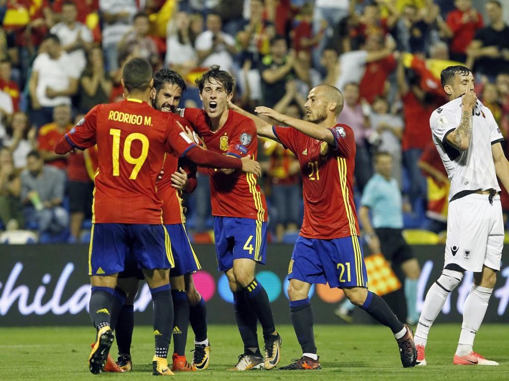 Los jugadores celebran un gol de España.