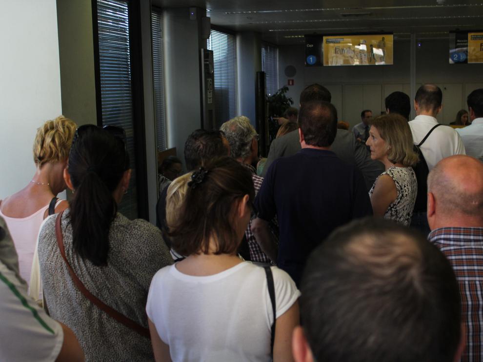 Imagen de la gran afluencia de clientes en la oficina de CaixaBank de Fraga.