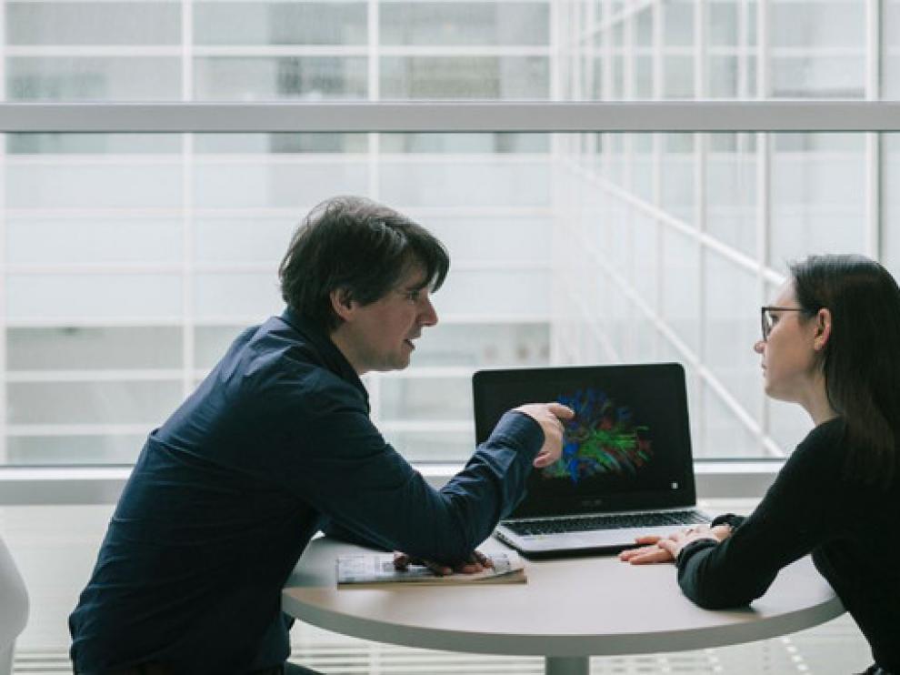 Los investigadores han analizado simultáneamente la compleja actividad neuronal de dos personas desconocidas que entablan una conversación por primera vez