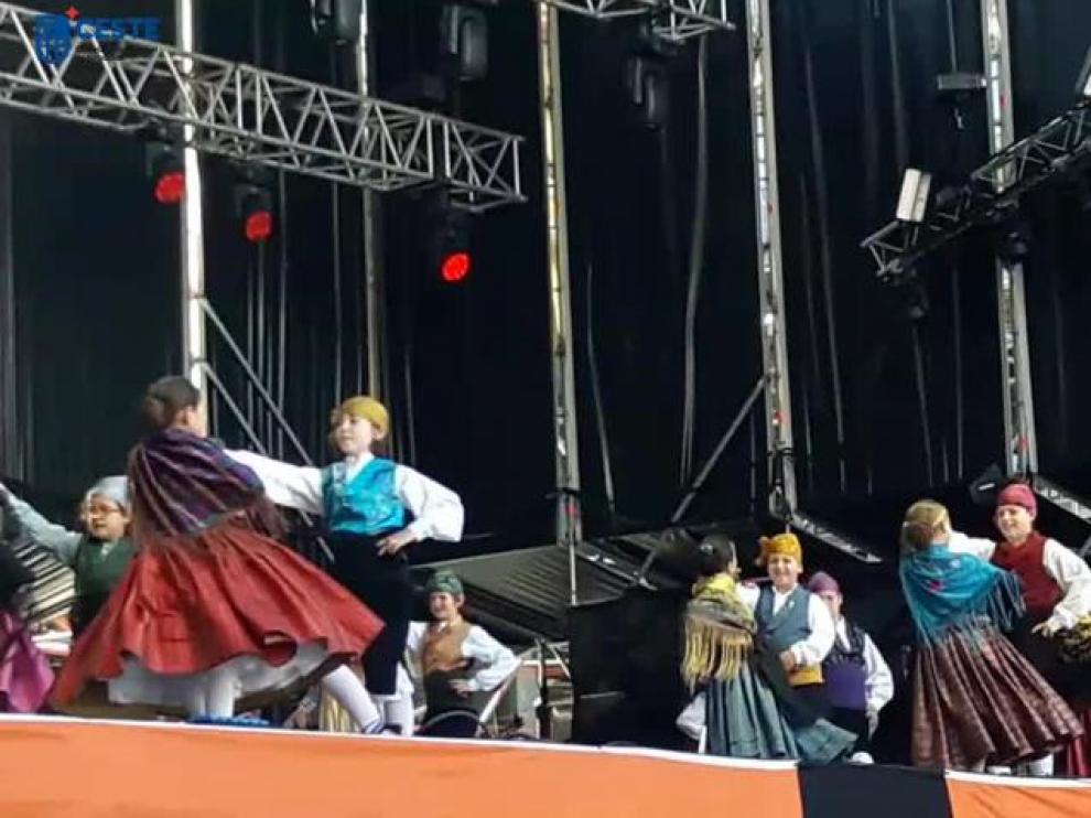 Las jotas ya suenan en la plaza del Pilar