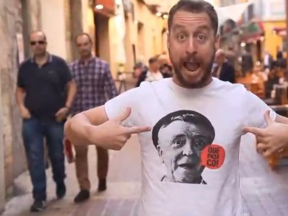 Alberto Rodríguez, interpretando 'A mí me gustan los pilares', la versión de 'Mayores'.