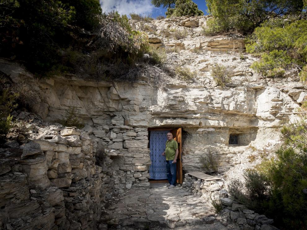 Ramón, en el acceso de la cueva, tallado a pico y pala por los Hermanitos de Jesús.