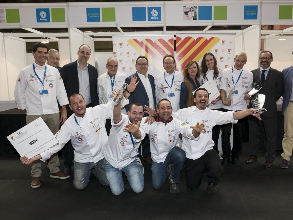 Los cocineros premiados, con autoridades, organizadores y patrocinadores.