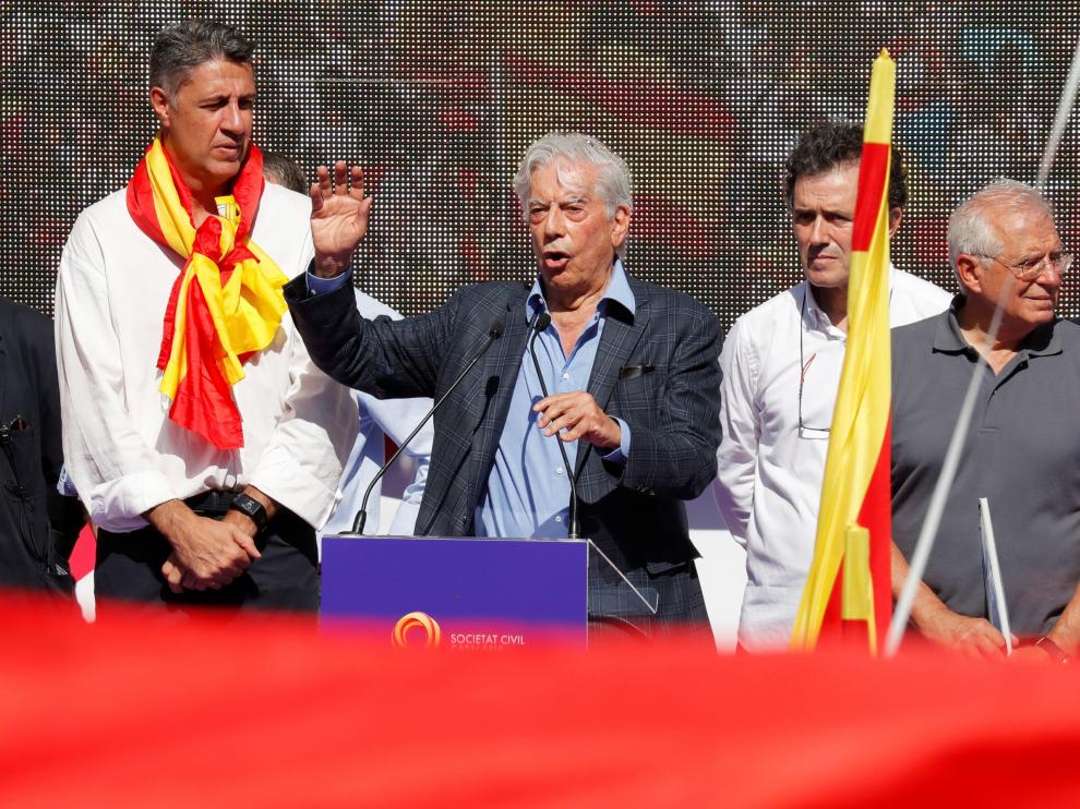 Vargas Llosa, en el momento que se dirigía a los manifestantes en la plaza de Urquinaona de Barceloan.
