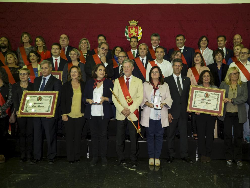 Foto de grupo de los ediles y los distinguidos ayer por el Ayuntamiento de Zaragoza.