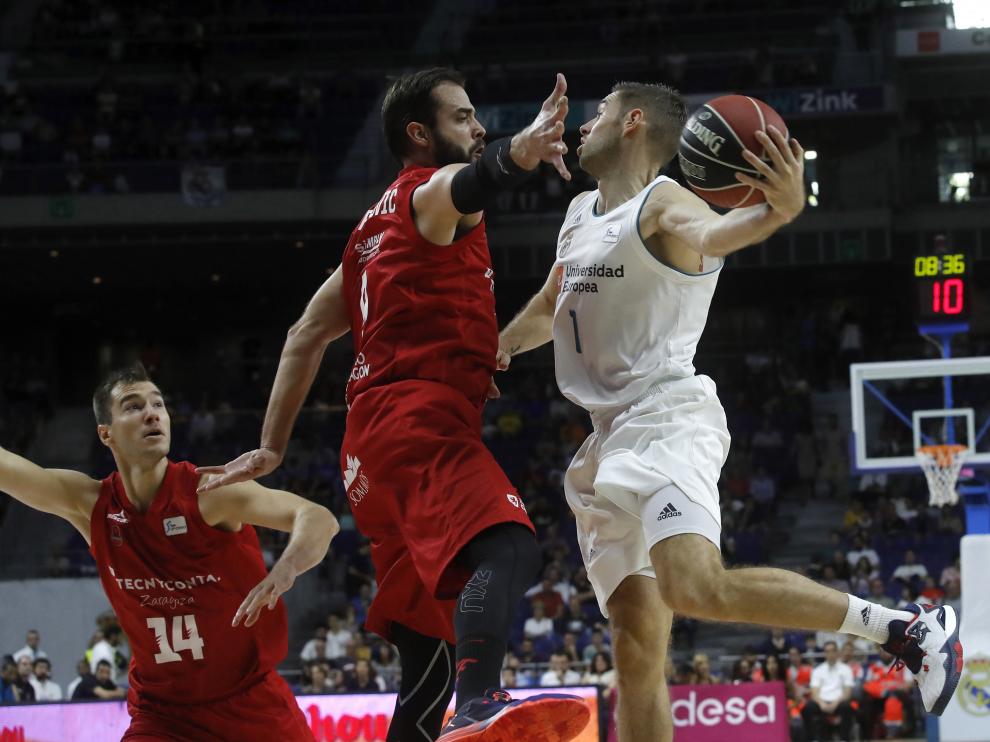 Dragovic defiende una penetración de Causeur durante el Madrid-Tecnyconta.