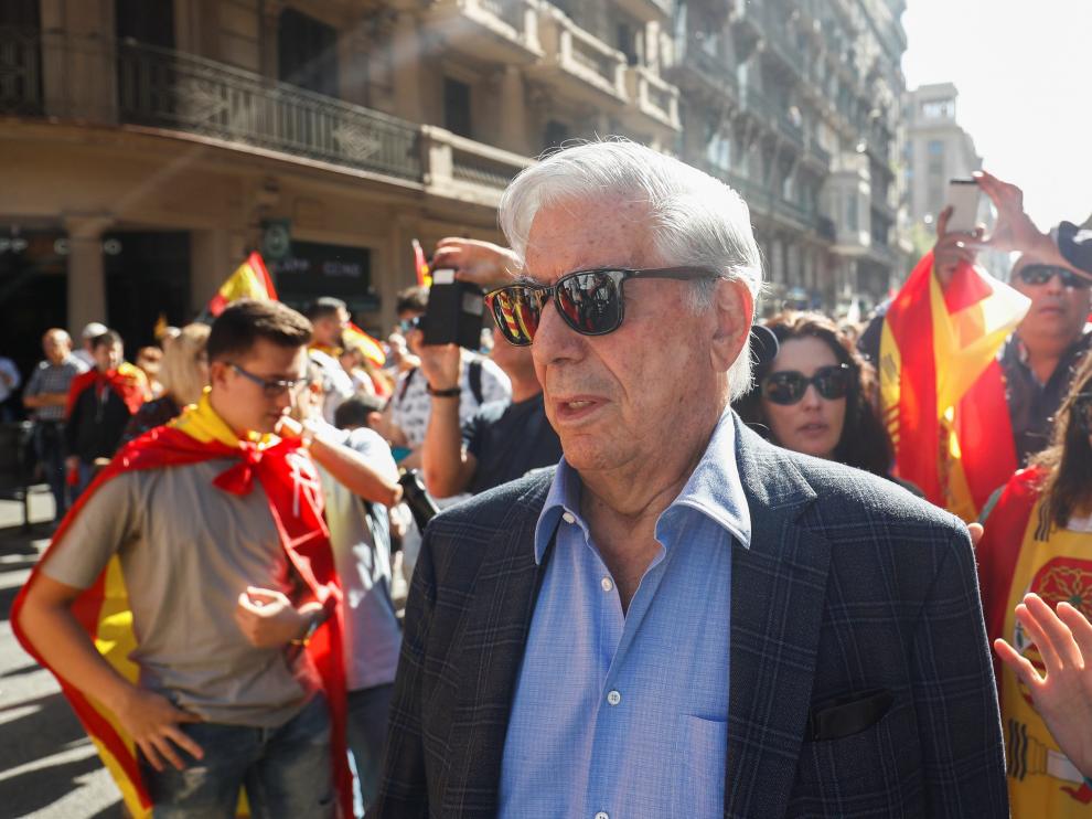 Vargas Llosa dice que muchos catalanes no quieren el "golpe de Estado"