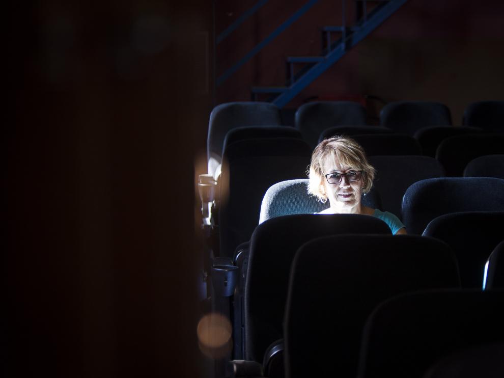 Teresa Polo, sentada en una de las butacas del cine de Arens de Lledó.
