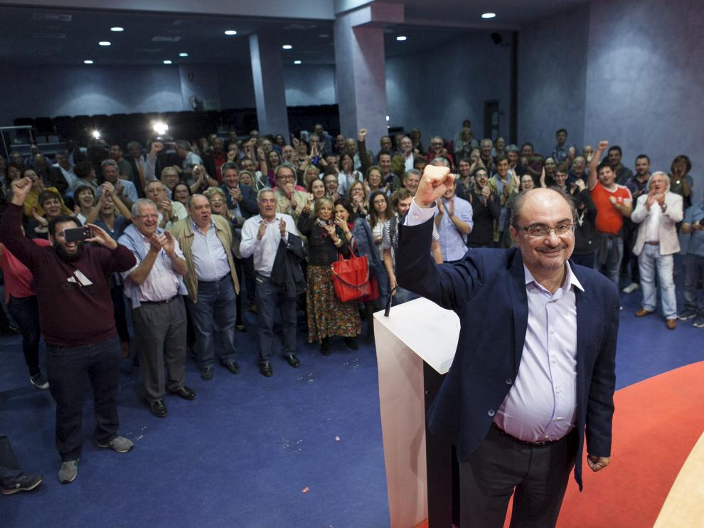 Javier Lambán, en la sede central del partido en Zaragoza tras ser proclamado vencedor.