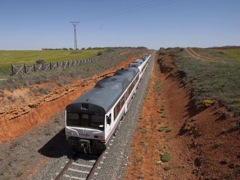 Los 'tamagotchi' o Diésel 596 fueron fabricados en los años 70 y reformados en los 80 del siglo pasado. En la foto, un tren estropeado entre Cuencabuena y Lechago, en el momento de ser remolcado por otro convoy hasta la estación de Ferreruela.