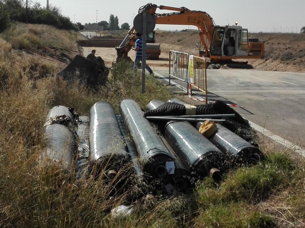En primer término, el material geotextil que protegerá la sima aparecida en Boquiñeni.