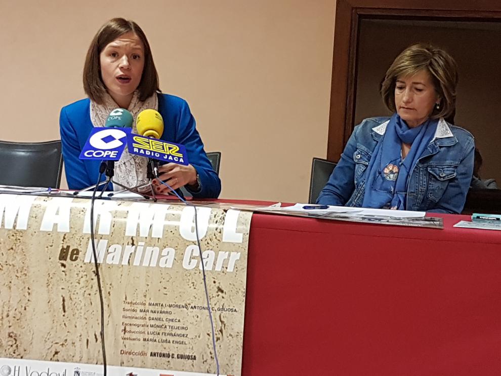 Susana Lacasa, concejala de cultura y Teresa Lacasta, técnico de cultura, en la presentación de la agenda cultural