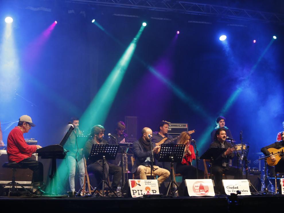 La Orquesta Popular de la Magdalena al completo en el recital de anoche en la plaza San Bruno.