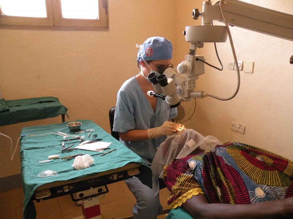 La oftalmóloga Mireya Martínez tratando a una paciente chadiana en el Hospital Saint Joseph de Bébédjia.