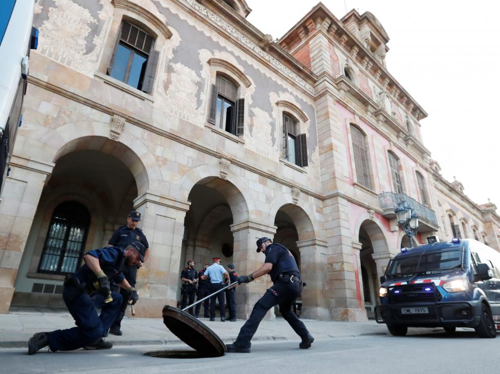 Varios agentes de los Mossos ante la sede del 'Parlament'.
