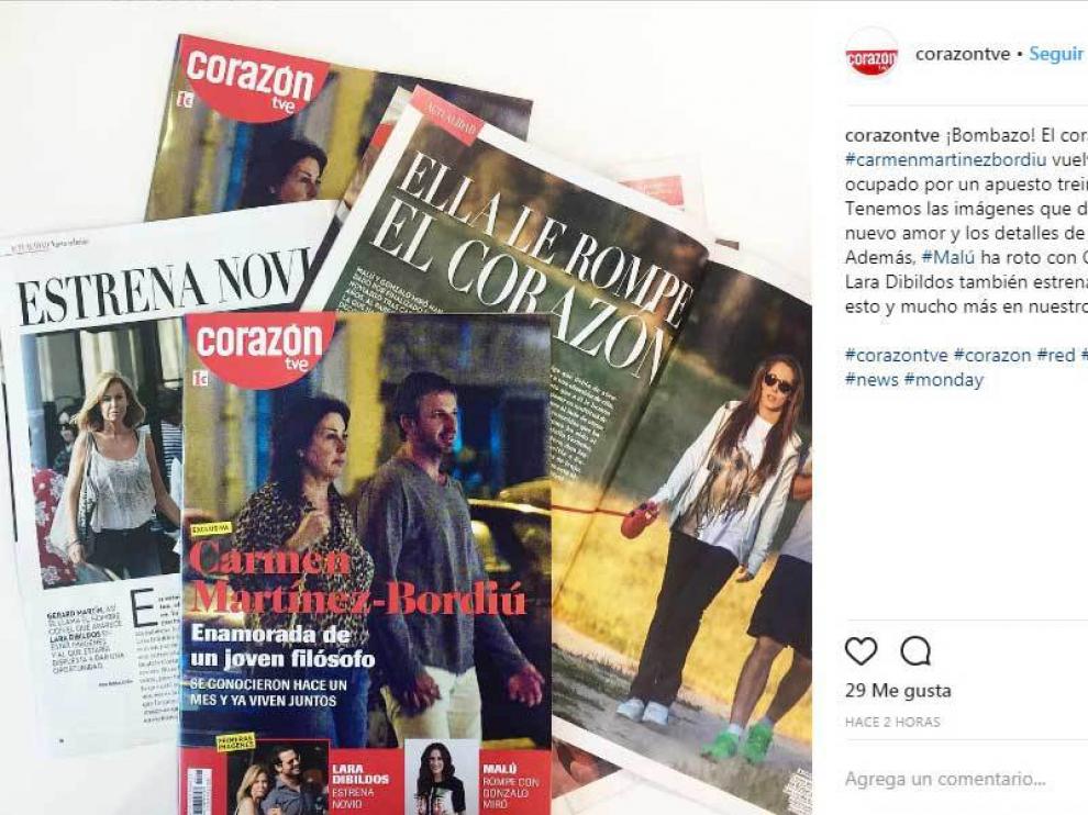 Fotografía de la portada en la que aparece la pareja de la mano, por las calles de Madrid.