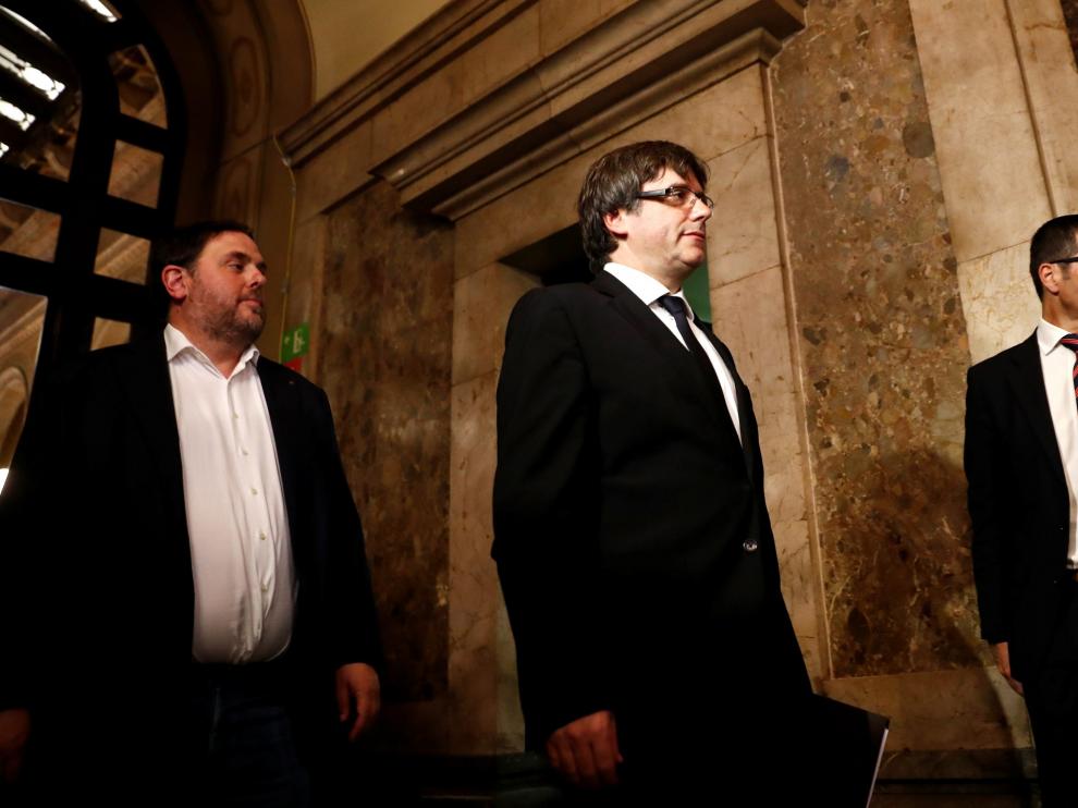 Carlos Puigdemont, en el centro. A su izquierda, Oriol Junqueras.