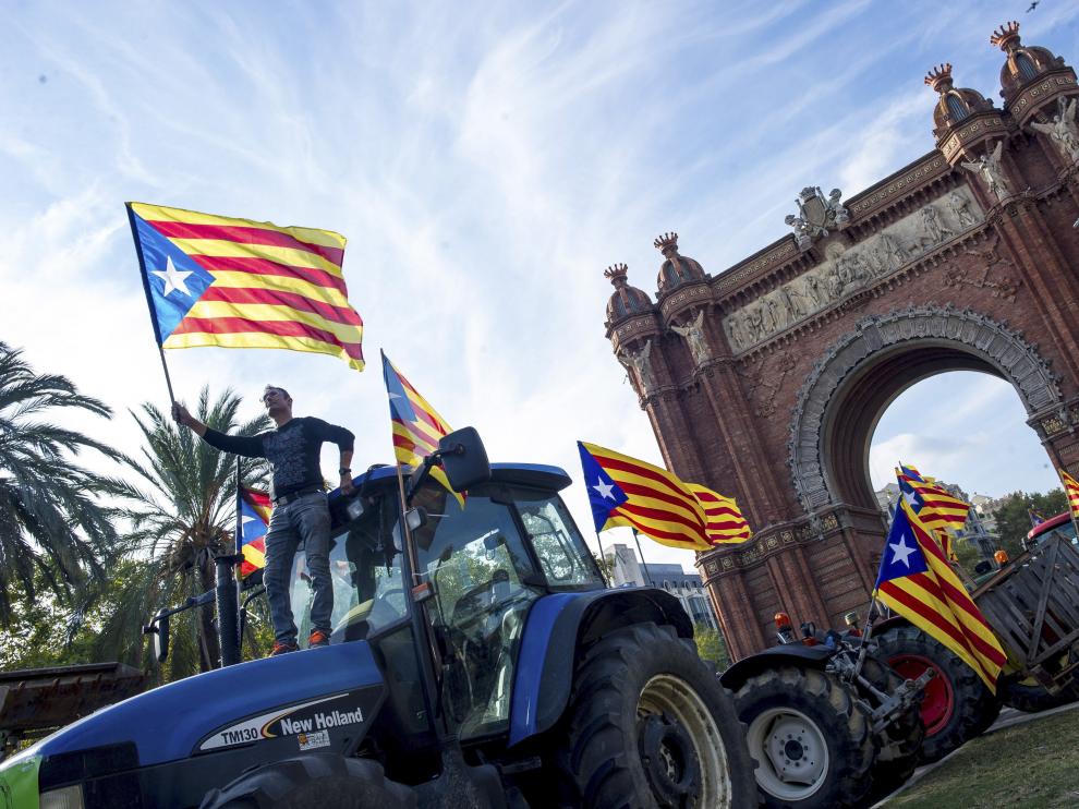 Una treintena de tractores, aparcados junto al Parlament en apoyo a Puigdemont.