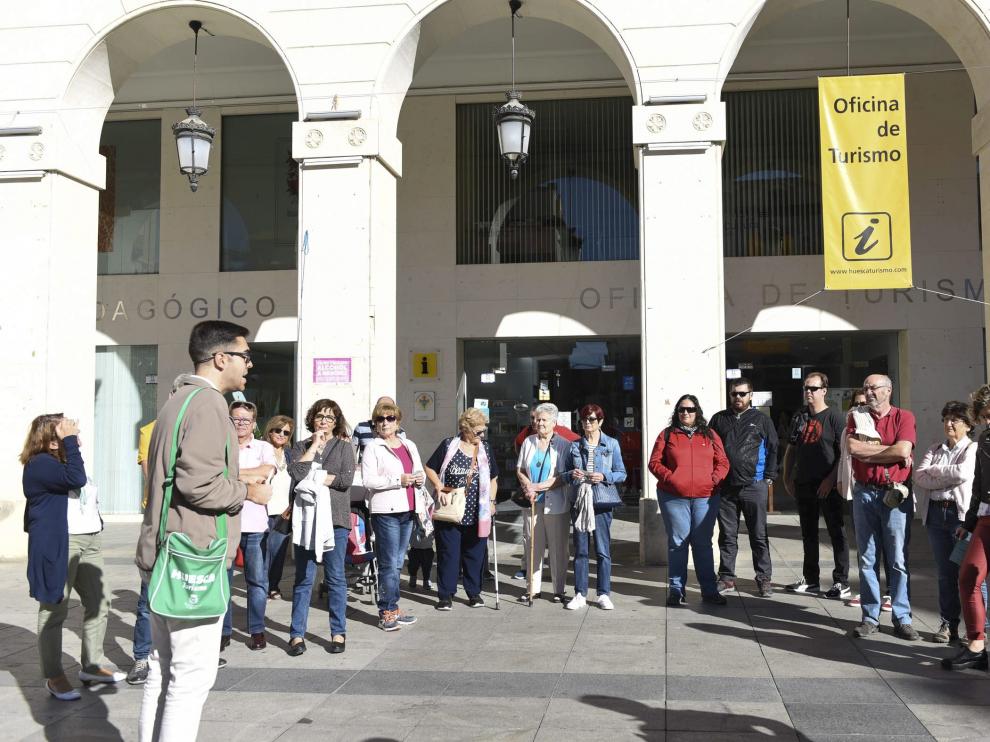 Turistas en la plaza López Allué de Huesca, junto a la Oficina de Turismo.