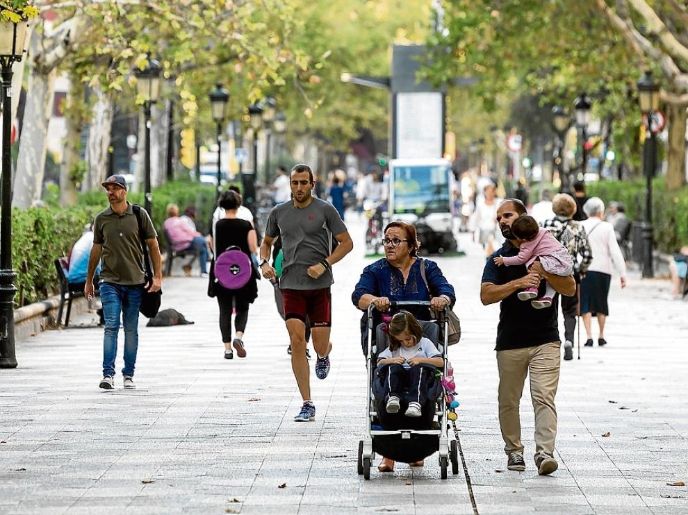 Viandantes por el paseo de Sagasta.