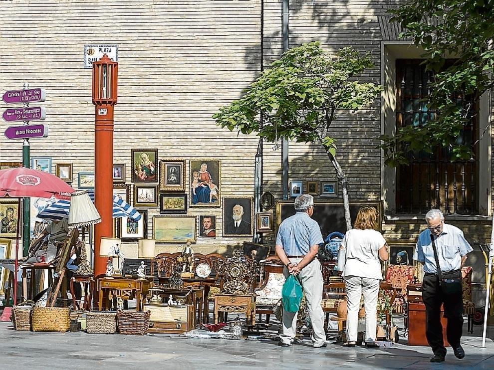 La plaza de San Bruno durante el mercadillo.