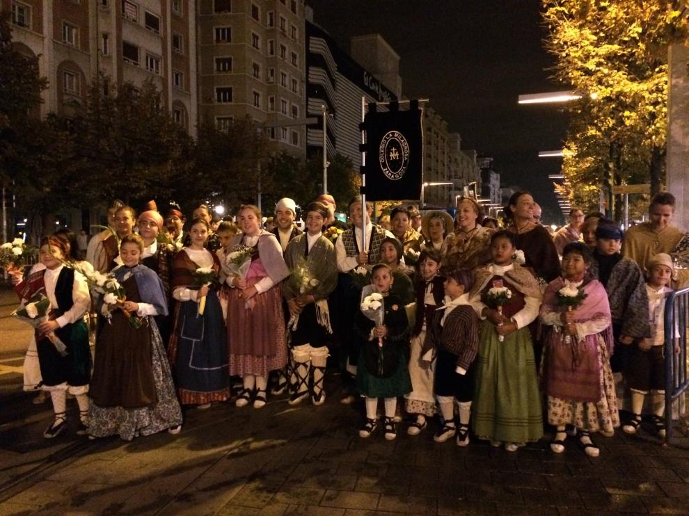 El grupo de la asociación de Padres y Madres La Milagrosa, el primero de la Ofrenda de flores de 2017.