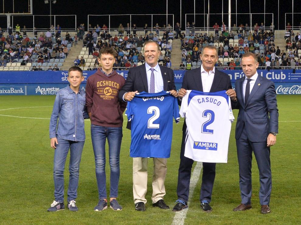 Juan Casuco, ayer en el Lorca posa con la camiseta del Real Zaragoza junto a Christian Lapetra.