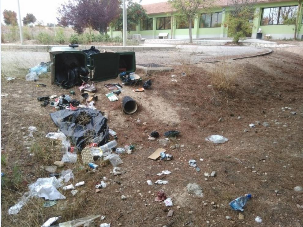 La suciedad se instala en los exteriores del Centro Vecinal Barrios del Sur