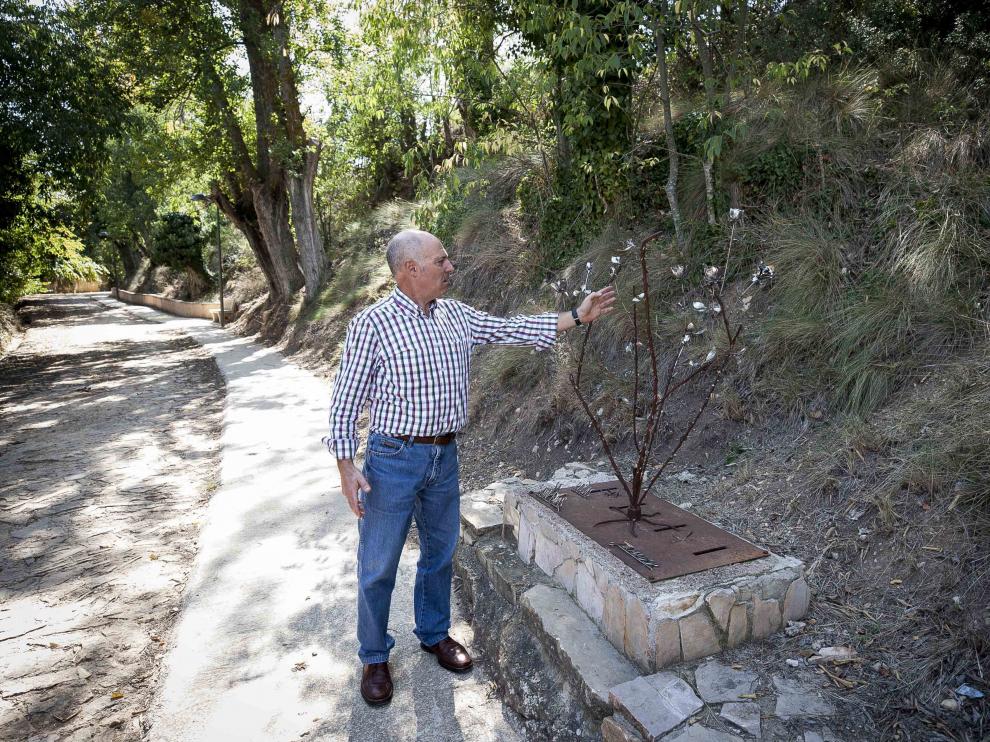 Manuel Galve, junto a las 'Rosas de San Blas', de José Amador, en el Parque Escultórico Los Barrancos de Alloza.