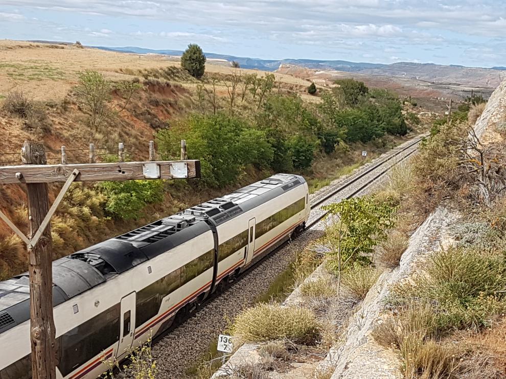 De otra época. La línea Sagunto-Teruel-Zaragoza, de vía única y sin electrificar, mantiene el mismo trazado que tuvo en sus orígenes, a principios del siglo pasado. La falta de inversiones ha impedido su modernización. En la fotografía, un tren de viajeros procedente de Valencia se acerca a la capital turolense hace escasos días.