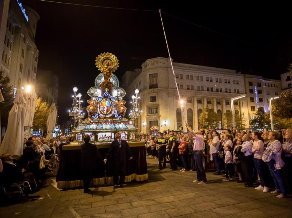 Las carrozas y los faroles iluminan el Rosario de Cristal