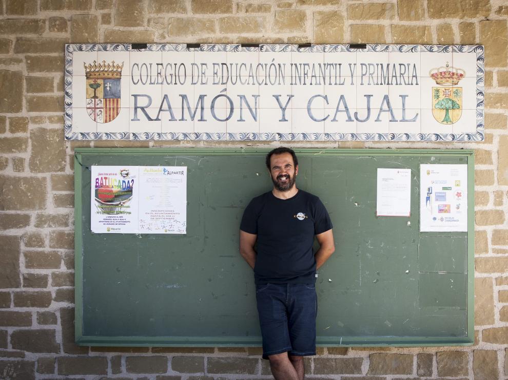 Juan Antonio Rodríguez 'Gigi', en la puerta del colegio que dirige.