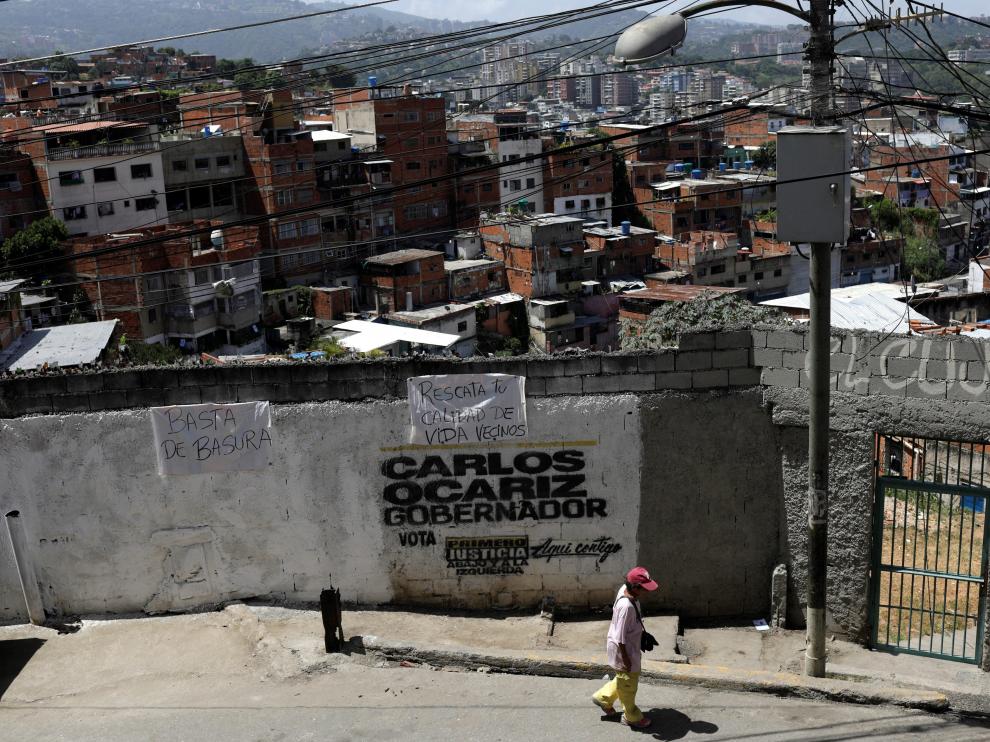 Un venezolano pasea por la calle.