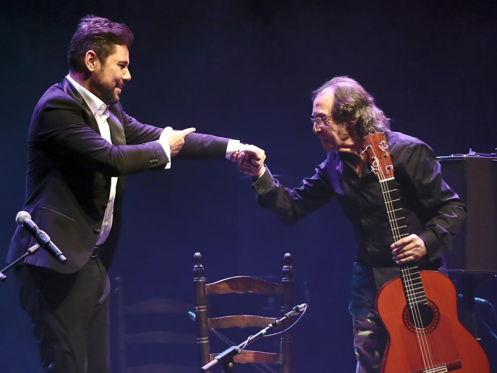 El cantaor Miguel Poveda y Pepe Habichuela durante la tercera noche del homenaje al guitarrista