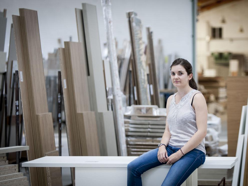 Ana Félez, directora comercial de Alcomobi, en la fábrica de la empresa.