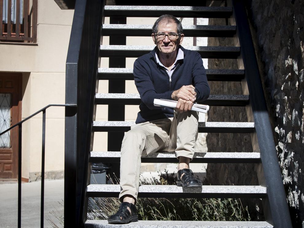 Miguel Ángel Sanvicente, en las escaleras del Ayuntamiento de Arguis.