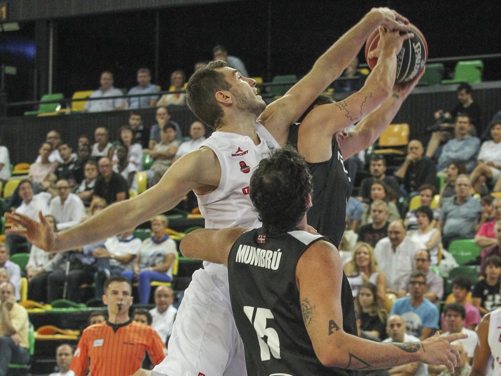 Juan José Triguero tapona a Fischer, del Bilbao Basket, en un lance del choque