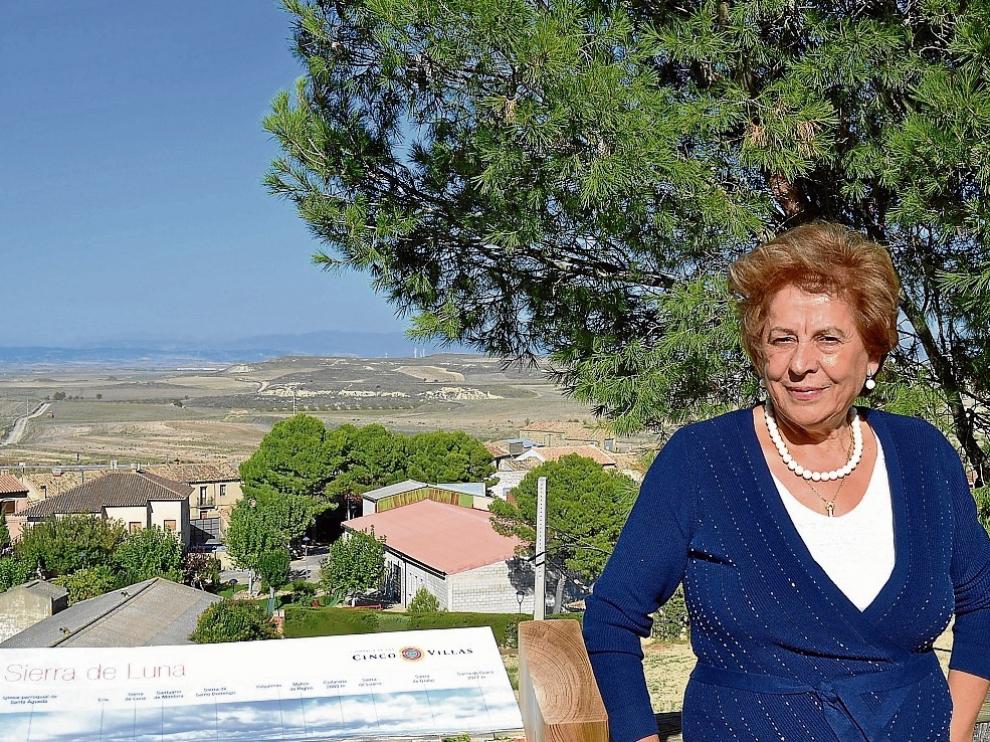 Naudín, junto a un cartel informativo de esta localidad de la comarca de las Cinco Villas.