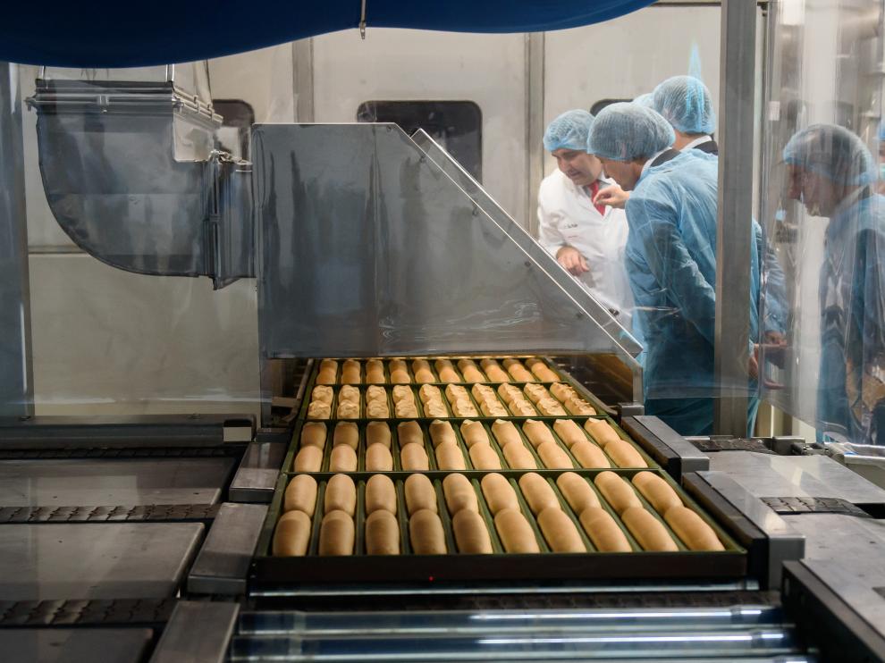 La planta de Alagón fabrica 3.000 baguettes a la hora de pan fresco sin gluten.