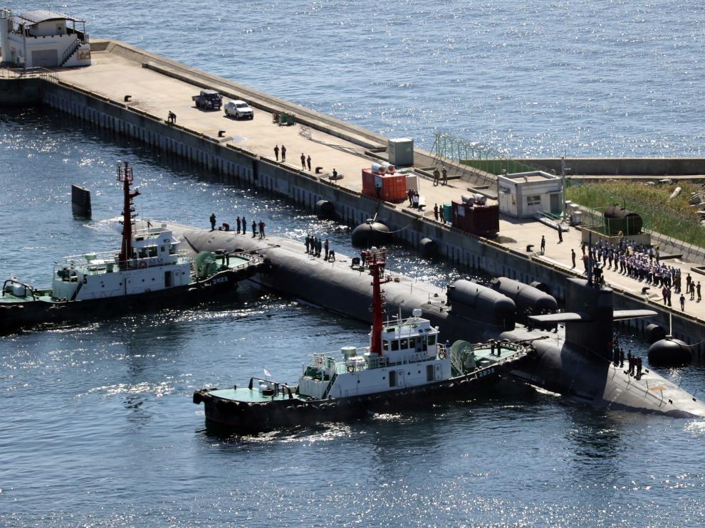 El submarino de propulsión nuclear USS Michigan del Ejército de EE.UU. entra en la base naval de Busan, Corea del Sur.