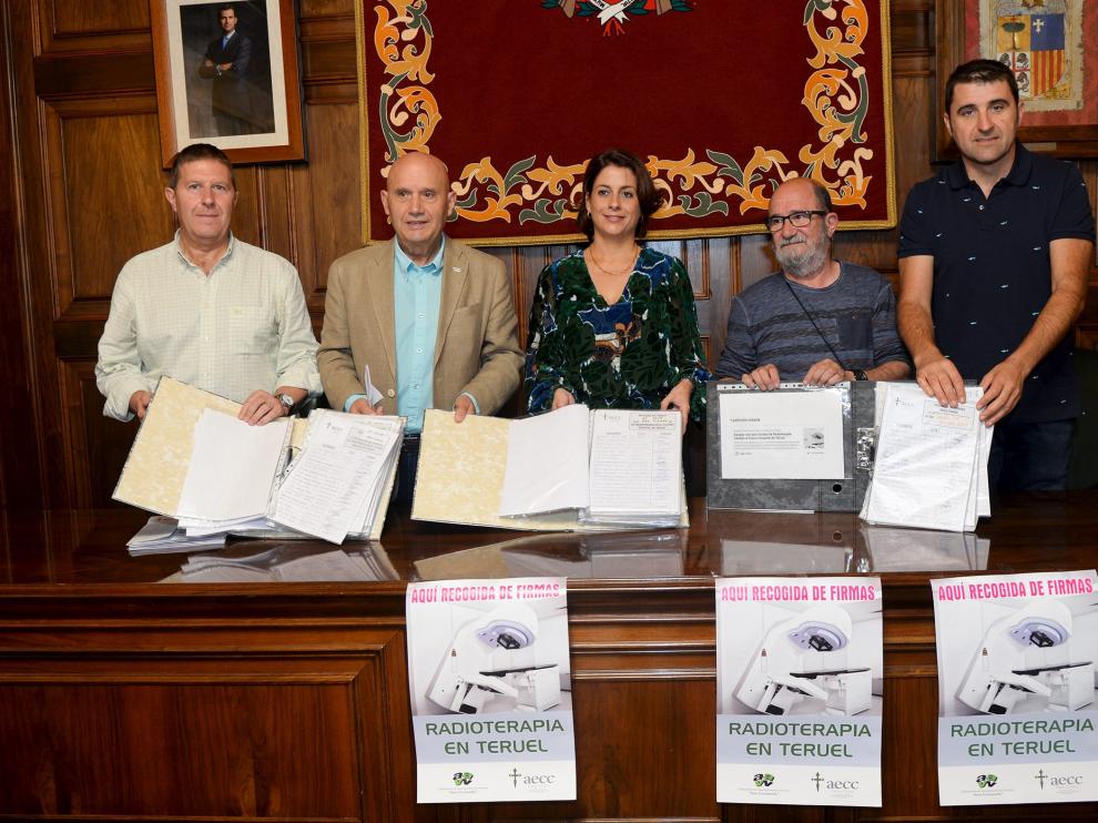 La campaña de recogida de firmas para reclamar que el futuro hospital de Teruel tenga una unidad de radioterapia termina con un balance de 38.000 rúbricas recogidas