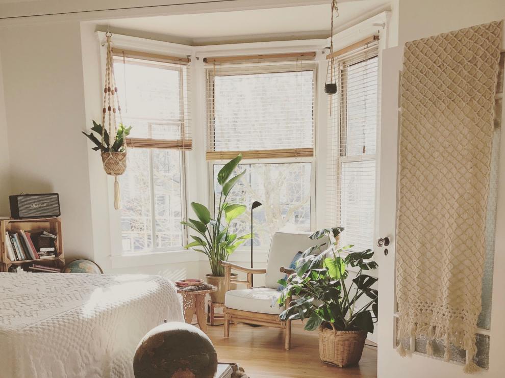 La posición de la cama respecta a la puerta y las ventanas es esencial en el feng shui.