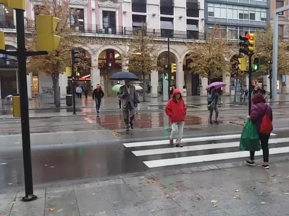 Vuelve la lluvia a Zaragoza después de 26 días.
